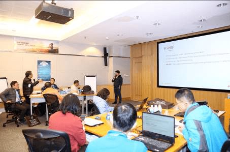 為學(xué)生注入計(jì)算機(jī)學(xué)科基因 計(jì)算機(jī)技術(shù)培訓(xùn)的價值與路徑